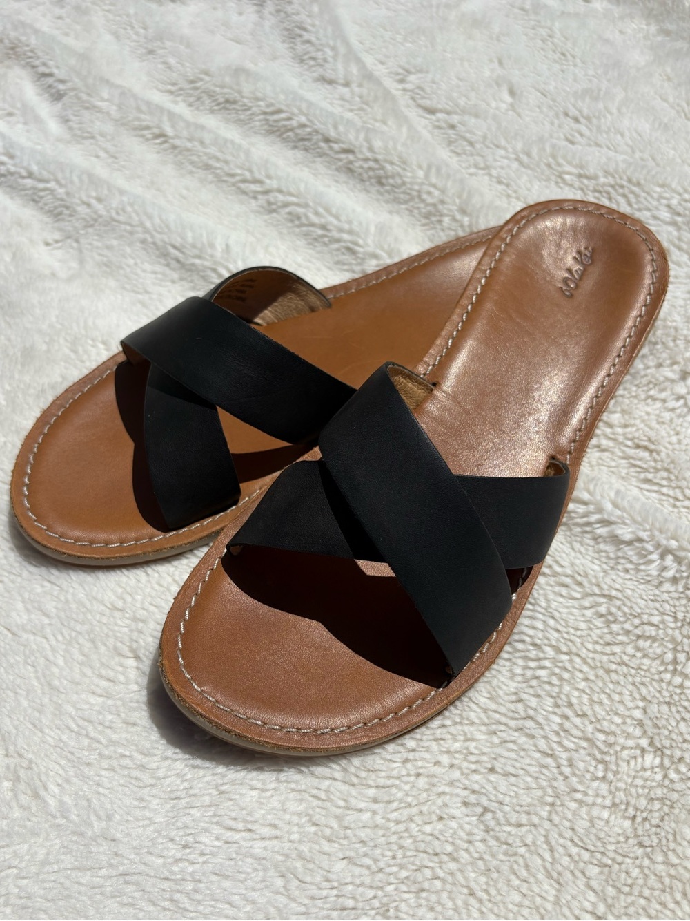 OluKai Black Women's KE’A Cross-Strap Sandals Excellent Quality So Cute
